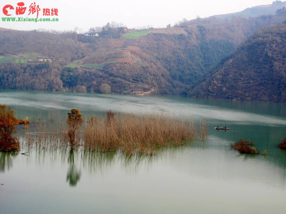 高速公路客车到达西乡县城,转乘出租车或通往茶镇的班车,七星湖站下车